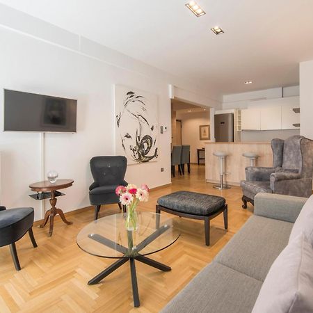 Delightful Stylish Two Bedroom Condo In Hip Area Of Central Афины Экстерьер фото