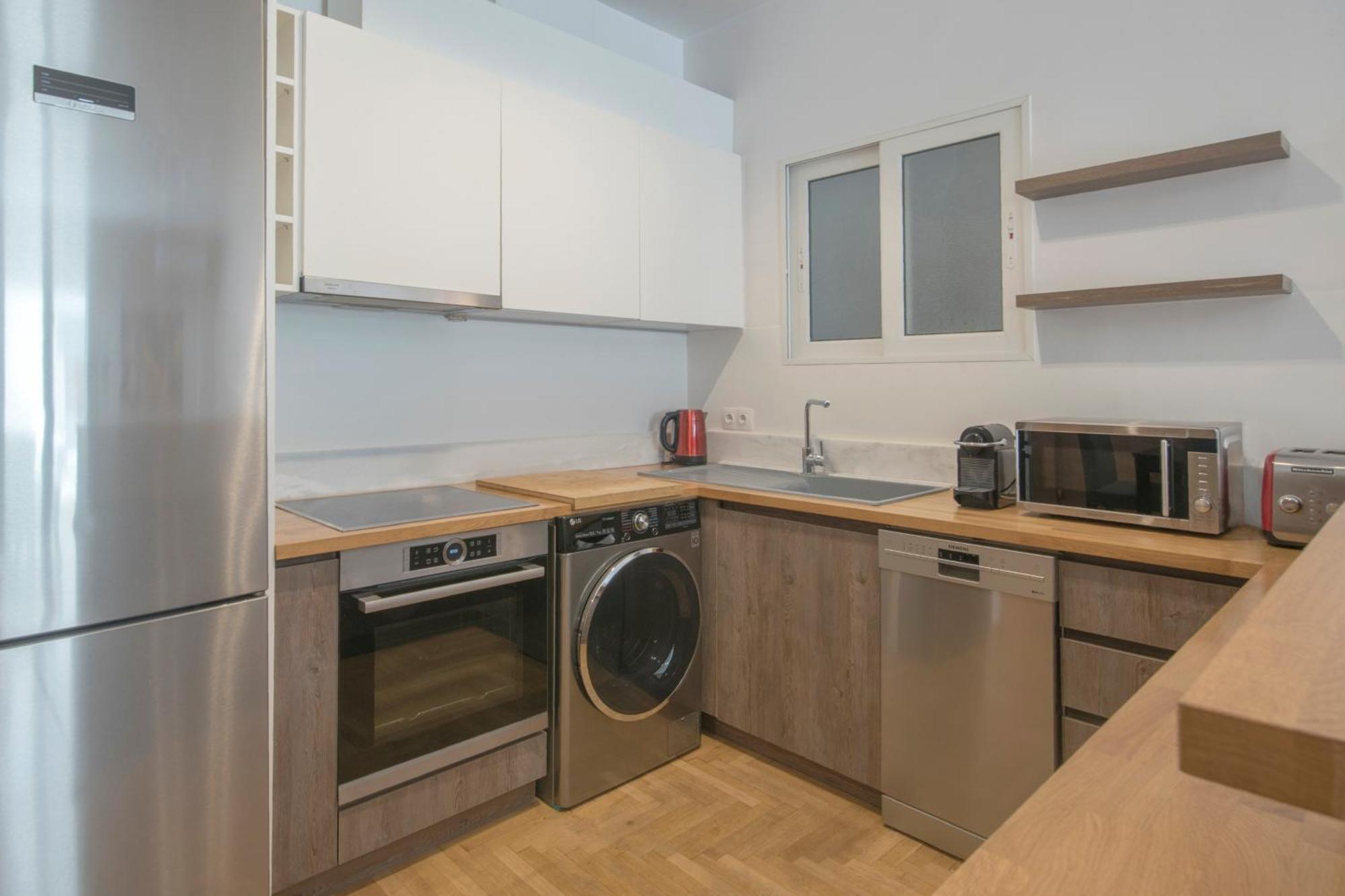 Delightful Stylish Two Bedroom Condo In Hip Area Of Central Афины Экстерьер фото